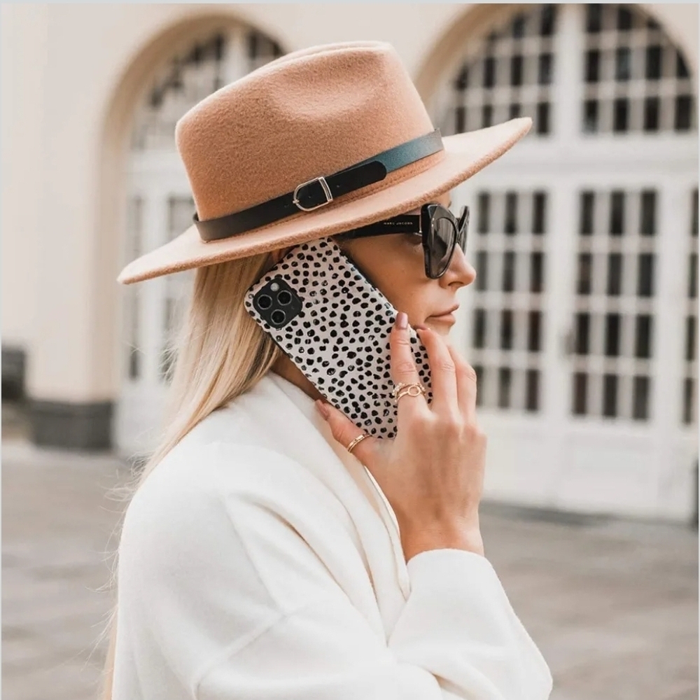 🦓 Stylish Black and White Leopard iPhone 13 Case